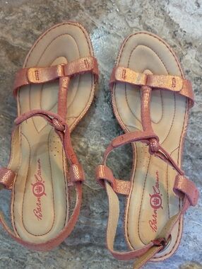 Born Crown Rose Metallic T-Strap Sandals Size 9